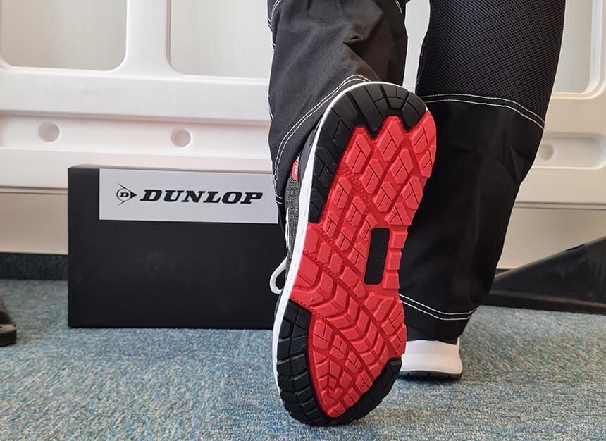 DUNLOP zaščitni delovni čevlji odporen na temperature do 300° C v črni barvi