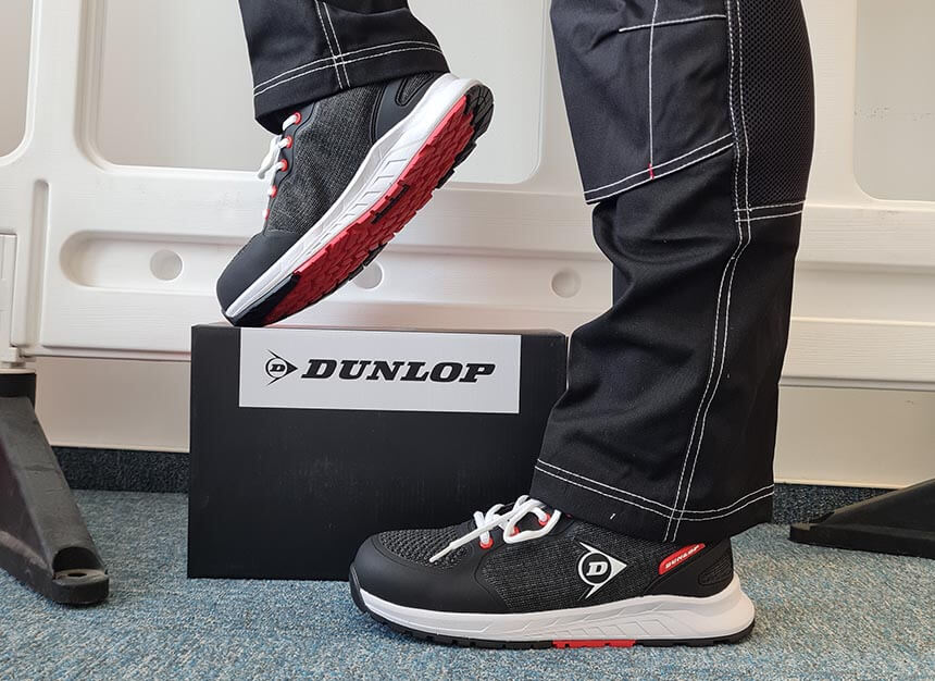 DUNLOP zaščitni delovni čevlji odporen na temperature do 300° C v črni barvi