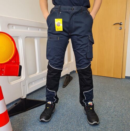 Ojačane dolge hlače v modri barvi